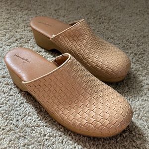 Universal Thread Clogs Woven Tan Brown